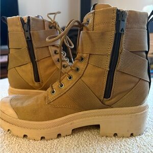Like new Palladium boots